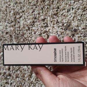 Mary Kay Luminous finish Foundation Ivory 2